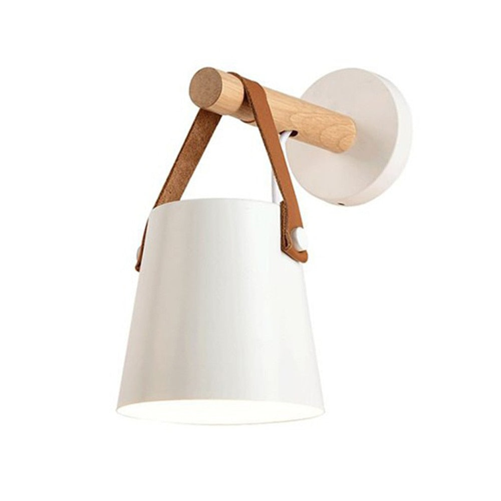Nordisk vägglampa i trä